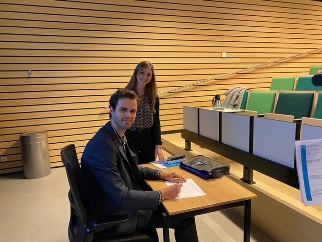Foto genomen na het afstuderen van ir. Thomas van der Jagt op 29 oktober 2021. Op de achtergrond dr. Martina Vittorietti, die zijn project begeleidde.