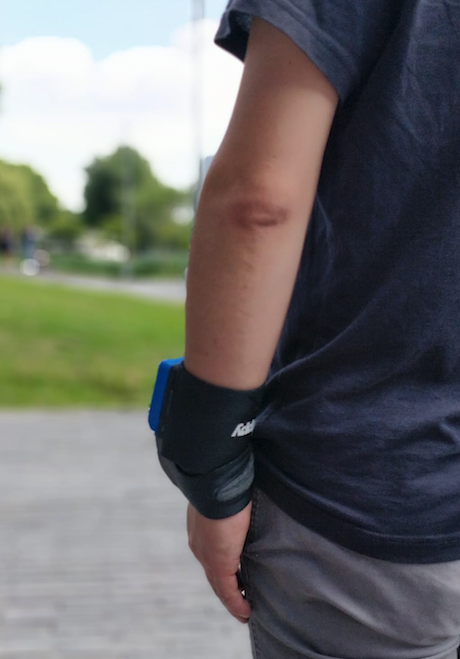 [Translate to English:] Arm from behind, with clear view on the wearing of the sensor