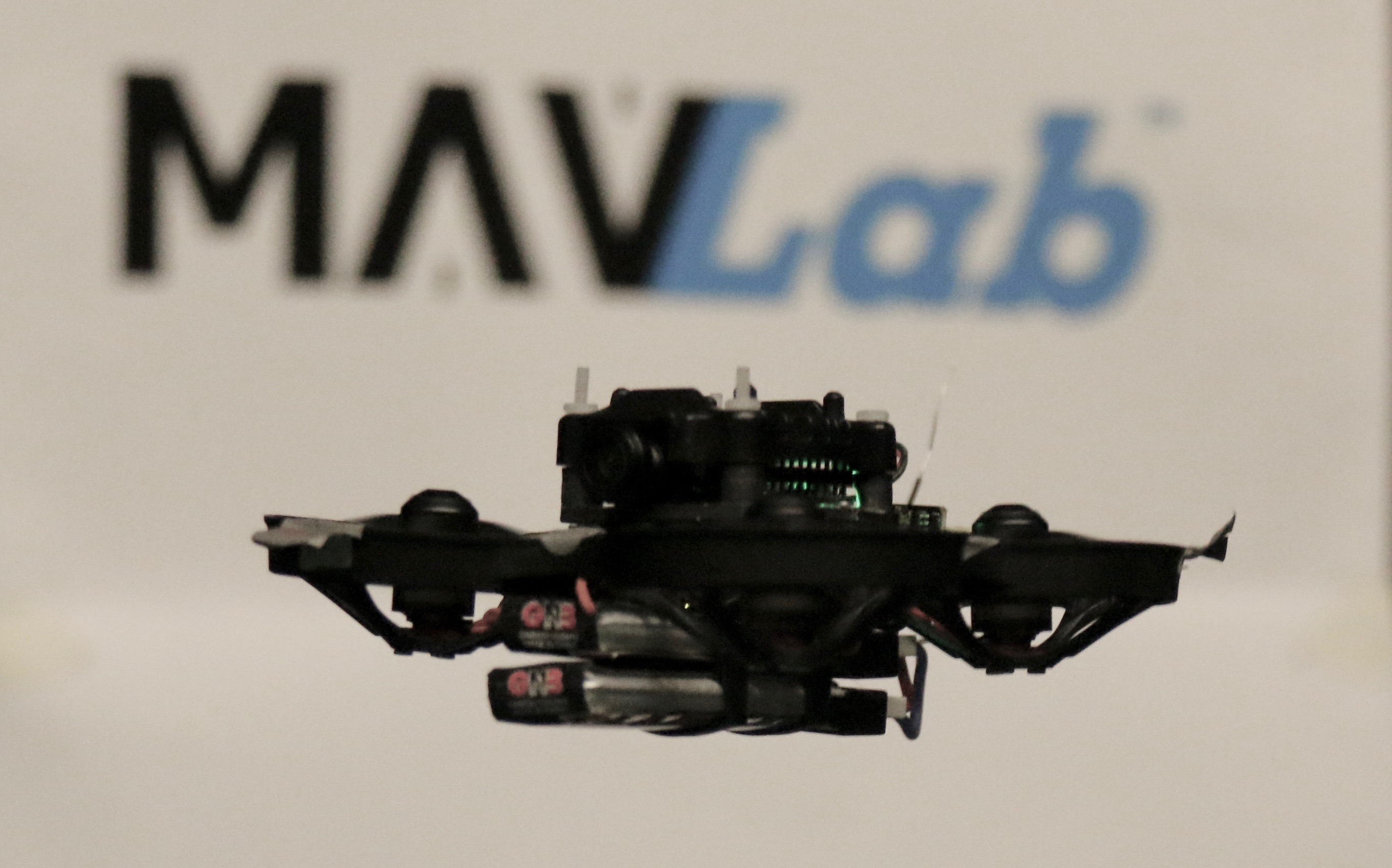 Newswise: TU Delft scientists create world’s smallest autonomous racing drone