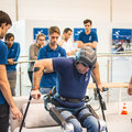 Dwarslaesiepatiënt loopt nu ook trap op met exoskelet van studenten TU Delft
