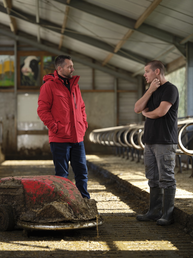 [Translate to English:] Marco ROzendaal with farmer at work in stable